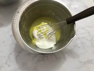 6、迷你圣诞树蛋糕,取三分之一的蛋白霜加入蛋黄糊中，用切拌手法搅拌均匀。