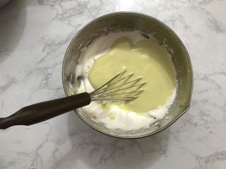 7、迷你圣诞树蛋糕,把拌好的面糊倒入剩余的蛋白霜中，继续用同样的手法拌匀。