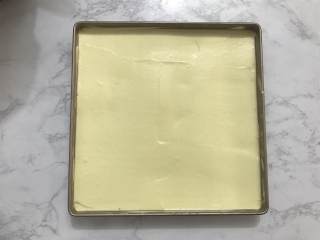 8、迷你圣诞树蛋糕,把面糊倒入学厨烤盘中，稍微刮平表面。