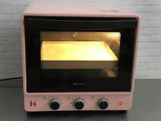 9、迷你圣诞树蛋糕,放入预热好150度烤箱中烤20分钟。烤好后取出放到晾网上放凉脱模。