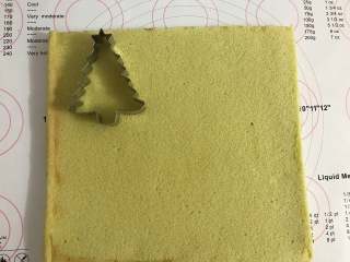 10、迷你圣诞树蛋糕,用模具印出迷你圣诞树，一共可以做6个。