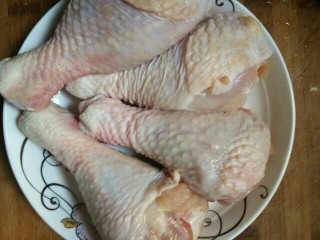 1、鸡腿肉炒香菇～很鲜哦！,鸡腿肉去骨切小块