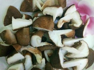 2、鸡腿肉炒香菇～很鲜哦！,香菇切小块