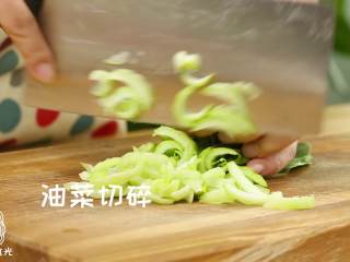 2、山药丸子：一颗营养超高的能量小球！,油菜切碎，装盘放置一边。