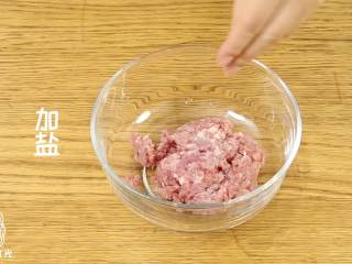 3、山药丸子：一颗营养超高的能量小球！,剁好的肉馅，放入适量的盐和葱姜水，顺同一方向搅拌。