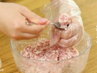 6、山药丸子：一颗营养超高的能量小球！,用虎口挤出丸子，下入锅中。