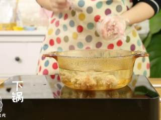 7、山药丸子：一颗营养超高的能量小球！,丸子下锅，煮至变色浮起，倒入油菜碎。