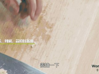 2、三杯鸡,姜、辣椒、蒜拍好备用