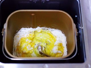 1、好吃到爆的酸奶豆沙酥饼,首先备齐所有的食材并且称重,把所有的食材倒入面包机,启动面包机的和面模式。