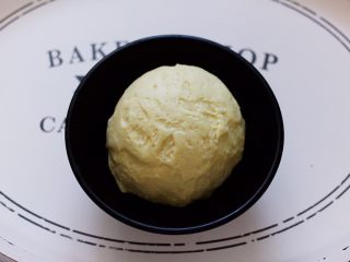 2、好吃到爆的酸奶豆沙酥饼,揉好的面团,放入容器,盖上保鲜膜静置半个小时。