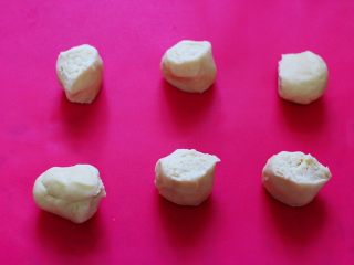 3、好吃到爆的酸奶豆沙酥饼,静置好的面团按压排气后,分成大小一致的剂子。