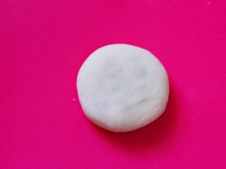 8、好吃到爆的酸奶豆沙酥饼,取一个做好的面饼用手摁扁。