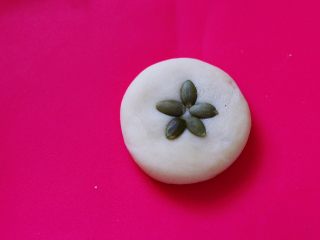 9、好吃到爆的酸奶豆沙酥饼,面饼上粘点南瓜仁,也可以不粘。