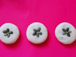 10、好吃到爆的酸奶豆沙酥饼,依次粘好所有的面饼。