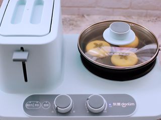 13、好吃到爆的酸奶豆沙酥饼,盖上锅盖大火煮慢慢煎至。