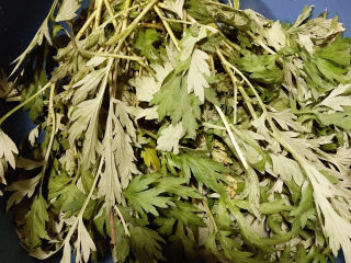 1、艾草煮蛋,艾草一把