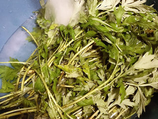 2、艾草煮蛋,冲洗干净