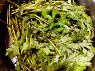 3、艾草煮蛋,放入锅中