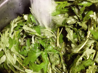 4、艾草煮蛋,加入清水