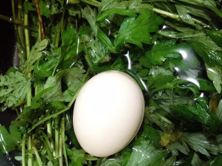 6、艾草煮蛋,放入艾草锅中