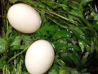 7、艾草煮蛋,继续洗鸡蛋