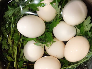 8、艾草煮蛋,全部放入锅中