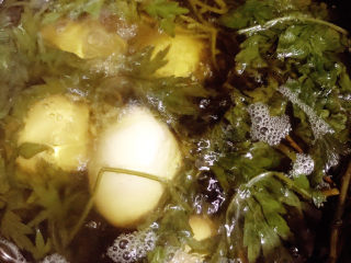 12、艾草煮蛋,盖上锅盖小火煮