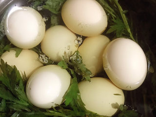 9、艾草煮蛋,开中火