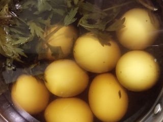 14、艾草煮蛋,关火