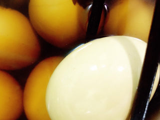 15、艾草煮蛋,浸泡过夜