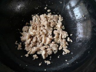 4、梅干菜肉烧饼,热锅倒入适量油,油热后倒入猪五花肉糜,翻炒至变白,肥肉煸出油后盛出备用,锅底留底油。