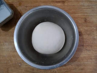 11、梅干菜肉烧饼,揉成光滑面团,盖保鲜膜醒20分钟,再揉一次,再盖保鲜膜醒10-15分钟。