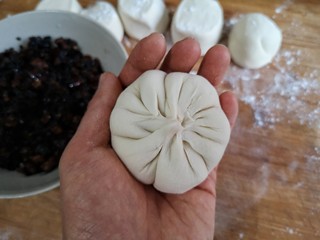 15、梅干菜肉烧饼,用包包子的手法提折捏起,收口。