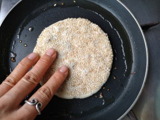 18、梅干菜肉烧饼,平底锅中适量油烧热,放入饼坯用手轻将边上向外压一压,中小火慢烙。