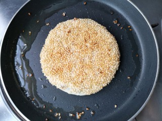 20、梅干菜肉烧饼,直至两面都烙好。