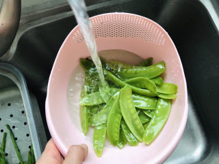 2、荷兰豆炒虾仁,荷兰豆掐尖，洗净；