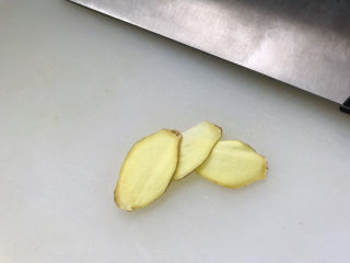 5、荷兰豆炒虾仁,鲜姜切片；