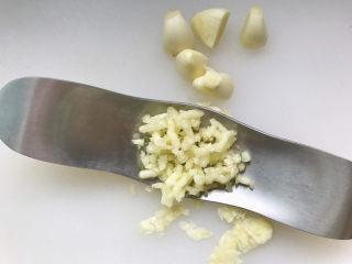 6、荷兰豆炒虾仁,蒜瓣用压蒜器压成蒜末；