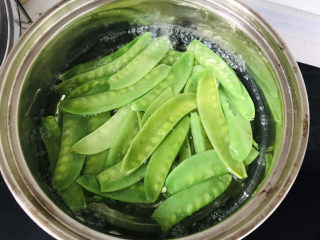 7、荷兰豆炒虾仁,沸水焯荷兰豆2-3分钟；
