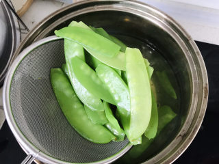 8、荷兰豆炒虾仁,荷兰豆焯好捞出；