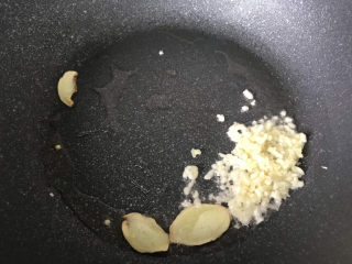 11、荷兰豆炒虾仁,放入蒜末炒出蒜香；