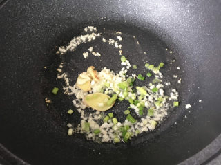 12、荷兰豆炒虾仁,再放入葱花炒香；