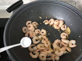 16、荷兰豆炒虾仁,加少许盐调味；