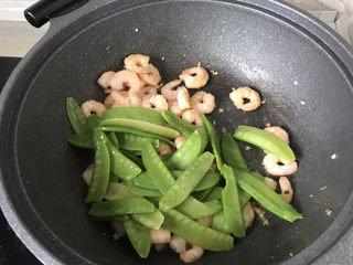 18、荷兰豆炒虾仁,放入荷兰豆翻炒；