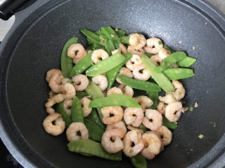 19、荷兰豆炒虾仁,炒匀后准备出锅；