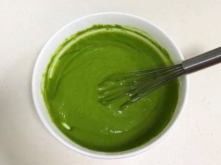 7、菠菜戚风（8寸中空模）,用打蛋器画“一”字或“井”字拌匀。