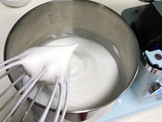 12、菠菜戚风（8寸中空模）,一直打至蛋白呈干性发泡状态，打蛋器提起有挺直不下垂的尖头。