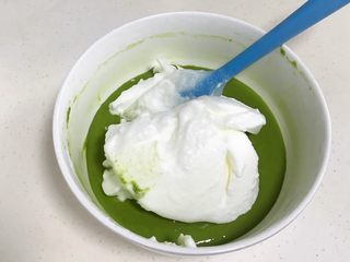 13、菠菜戚风（8寸中空模）,分三次把蛋白加入蛋黄糊内，用刮刀进行翻拌，一定翻拌均匀。