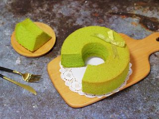 19、菠菜戚风（8寸中空模）,切开食用，组织细腻，超级有弹性。