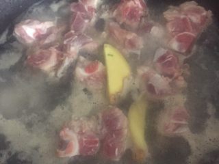 3、胡萝卜玉米排骨汤,接着等水开之后，放入两片姜片，倒入一勺料酒